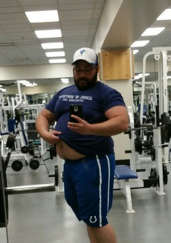 titancub:  Gratuitous belly shot at the gym…