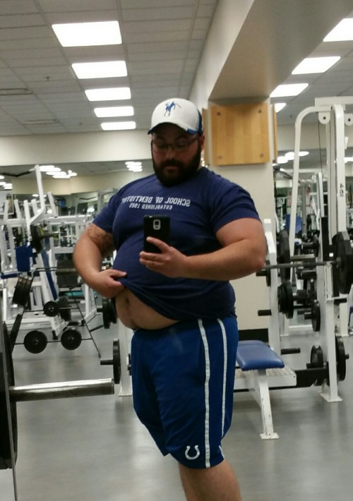 titancub:  Gratuitous belly shot at the gym… lol 