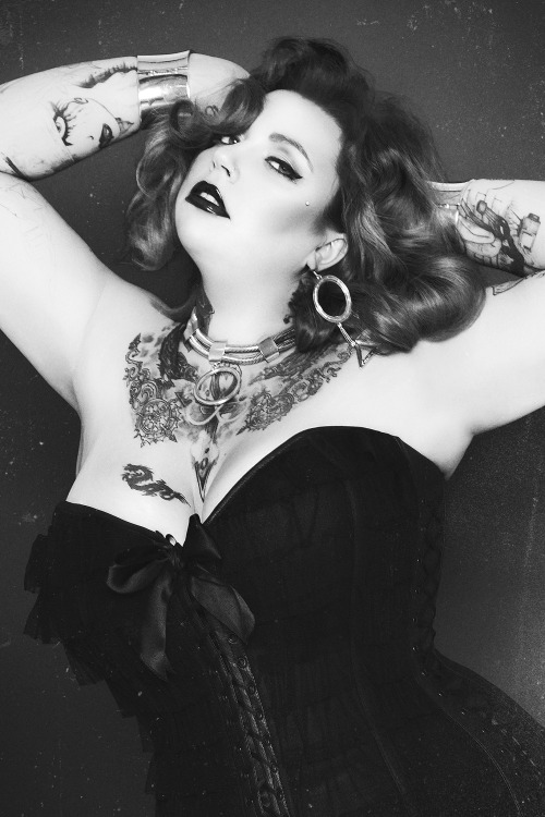rebecasaray:  Photo:@carlosvillarejo make_up/hair:@santiagopeluqueros Corset from Bibian Blue Skirt from asoscurve Accesories from H&M 