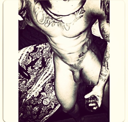 watchandstare:Another dude I follow on Instagram. He’s one of the sexiest men in Chicago. I love to see him at the gym