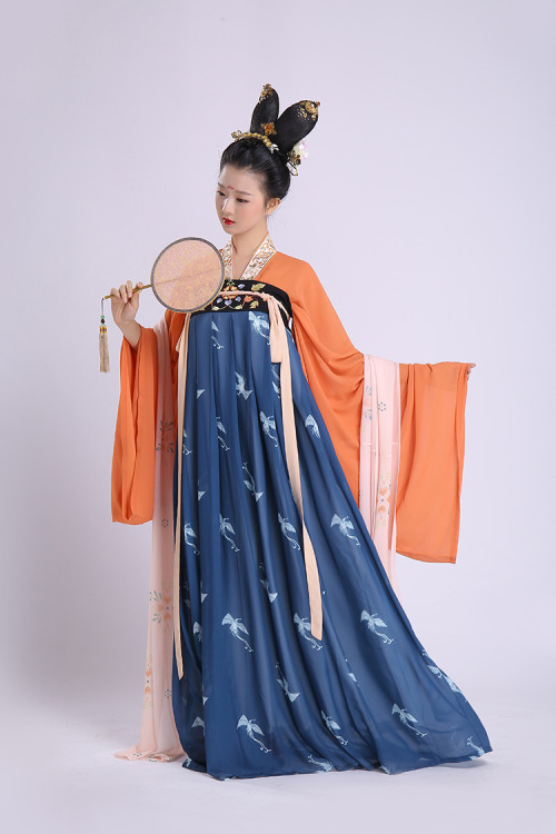 hanfugallery: Traditional Chinese hanfu in Tang dynasty style by 重回汉唐