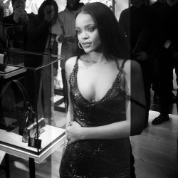 hellyeahrihannafenty:  Rihanna at Fendi’s