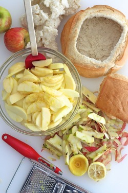 foodffs:  Apple Pie in a Bread Bowl Really