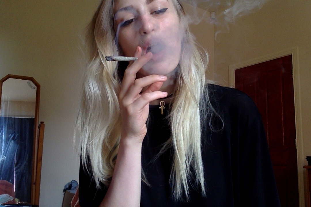 peachycastle:  its flipping hot outside isnt it dear lets smoke a fat zute