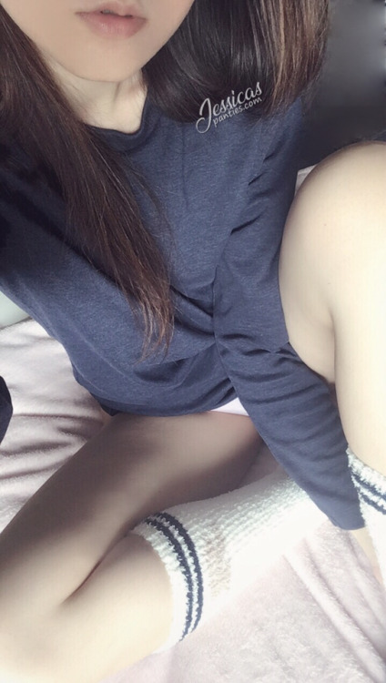 jessicaspanties:  Sweater WeatherHappy Monday adult photos