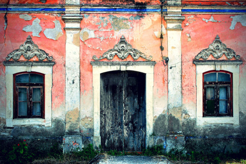 (via Pink House, a photo from Coimbra, North | TrekEarth)Tocha, Portugal