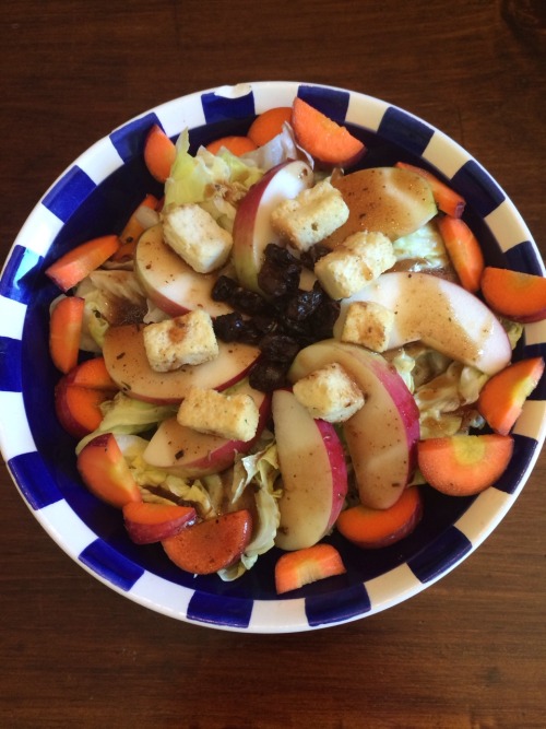 Quick Autumn salad 2 cups lettuce/spinach (I had iceberg on hand) &frac12; small apple 1 small carro