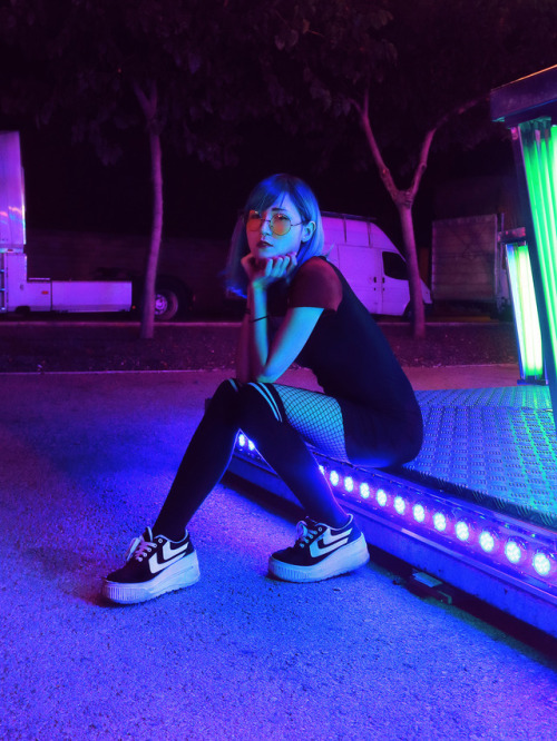 naokawaii: Neon Photo: Naonao and her camera, Model: Naomi Chan (Model)