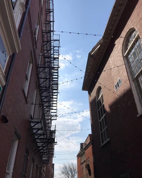 Get outside. #igerssalem #higginsonsq #salem #fireescape #architecture (at Downtown Salem, Salem) ht