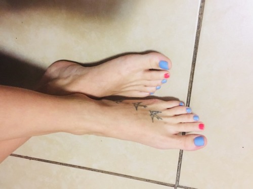 Come worship my fiancé feet get down rub them lick them and suck all those pretty little toes. And m