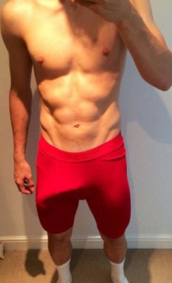 bentshop:  Another Aaron Moody huge bulge pic 