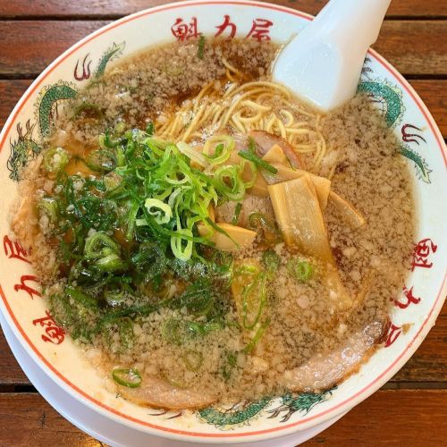 #魁力屋 #ラーメン #京都ラーメン #テラス席 #パリのカフェ #おしゃれ (京都北白川ラーメン魁力屋 五反田店) www.instagram.com/p/CN_m30WHZ5V/?