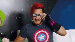 jackiplierpie:  The glasses thing *cue screams*  