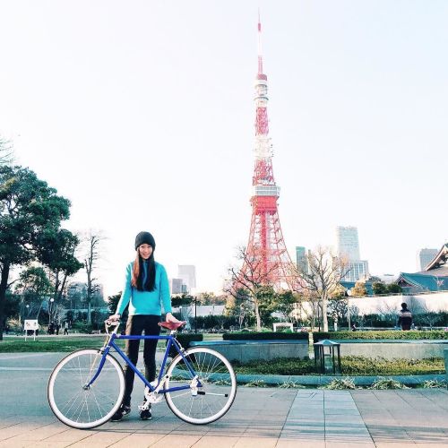 ifuckinlovefixedgearbikes: 剛剛才知道生日當天去東京鐵塔展望台免費而且還有送紀念品和小蛋糕(⁉︎) 身為一位大嬸竟然在1/13誕辰日和這好康擦身而過 #東京タワー #toky