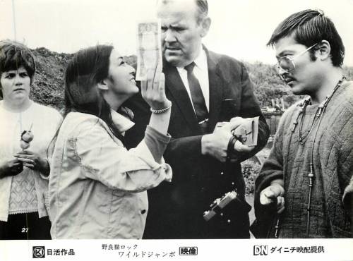  Meiko Kaji (梶芽衣子), Tatsuya Fuji (藤 竜也) and some poor, unsuspecting tourists in Stray Cat Rock: Wild