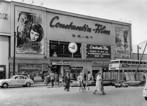 Vintage Berlinale: Filmwerbung und Kartenverkauf an der Charlottenburger Kanstraße, 1956.