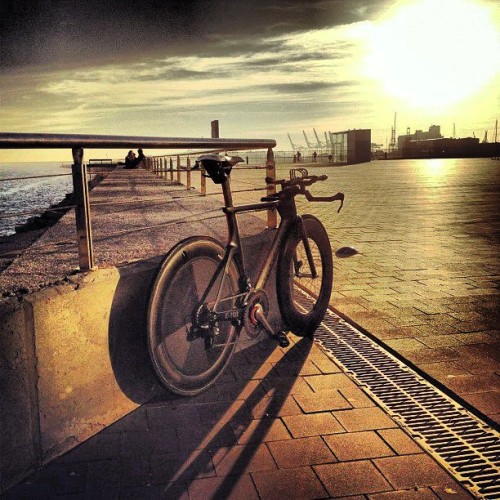 theredhatrunner:  Le encantan las puestas de sol. She loves sunsets. #bike #bikes #ridehappy #roadbi