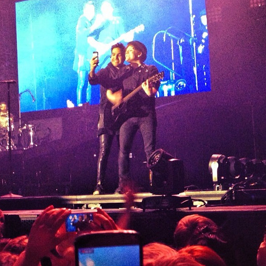 danzingwiththedead:   (x)  PETE AND PATRICK TAKING A SELFIE 