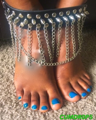 cumdr0p5: She presented them for me to dominate. Gorgeous toes
