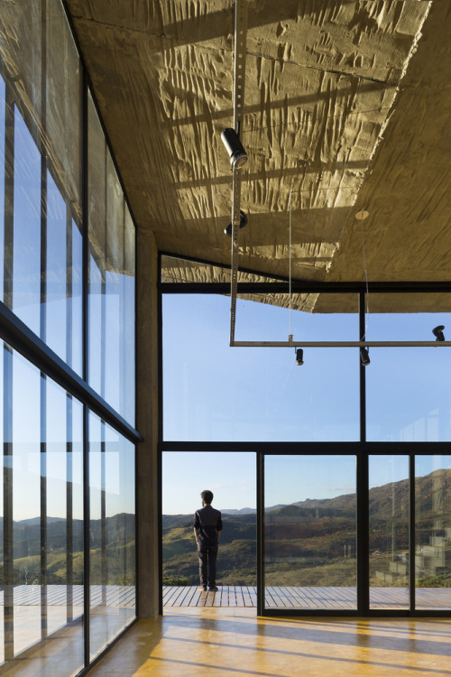 archatlas:  A House in the Brazilian Savanna   Cerrado House by   Vazio S/A  was built at the foothills of Sierra da Moeda, a mountain range in the state of Minas Gerias, Brazil. The three-bedroom house has a rooftop pool and a wide staircase that