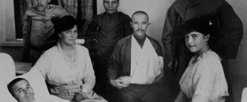 peremadeleine:Maria and Anastasia Nikolaevna of Russia with officers (1905/6 & 1914/15)