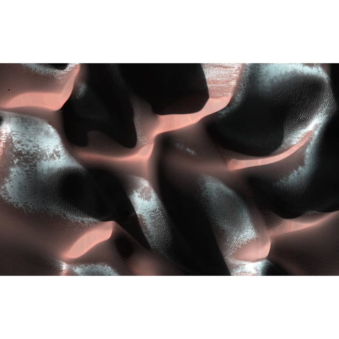 Martian Chiaroscuro #nasa #apod #hirise #mro #lpl #mars #planet #martiansurface #sanddunes