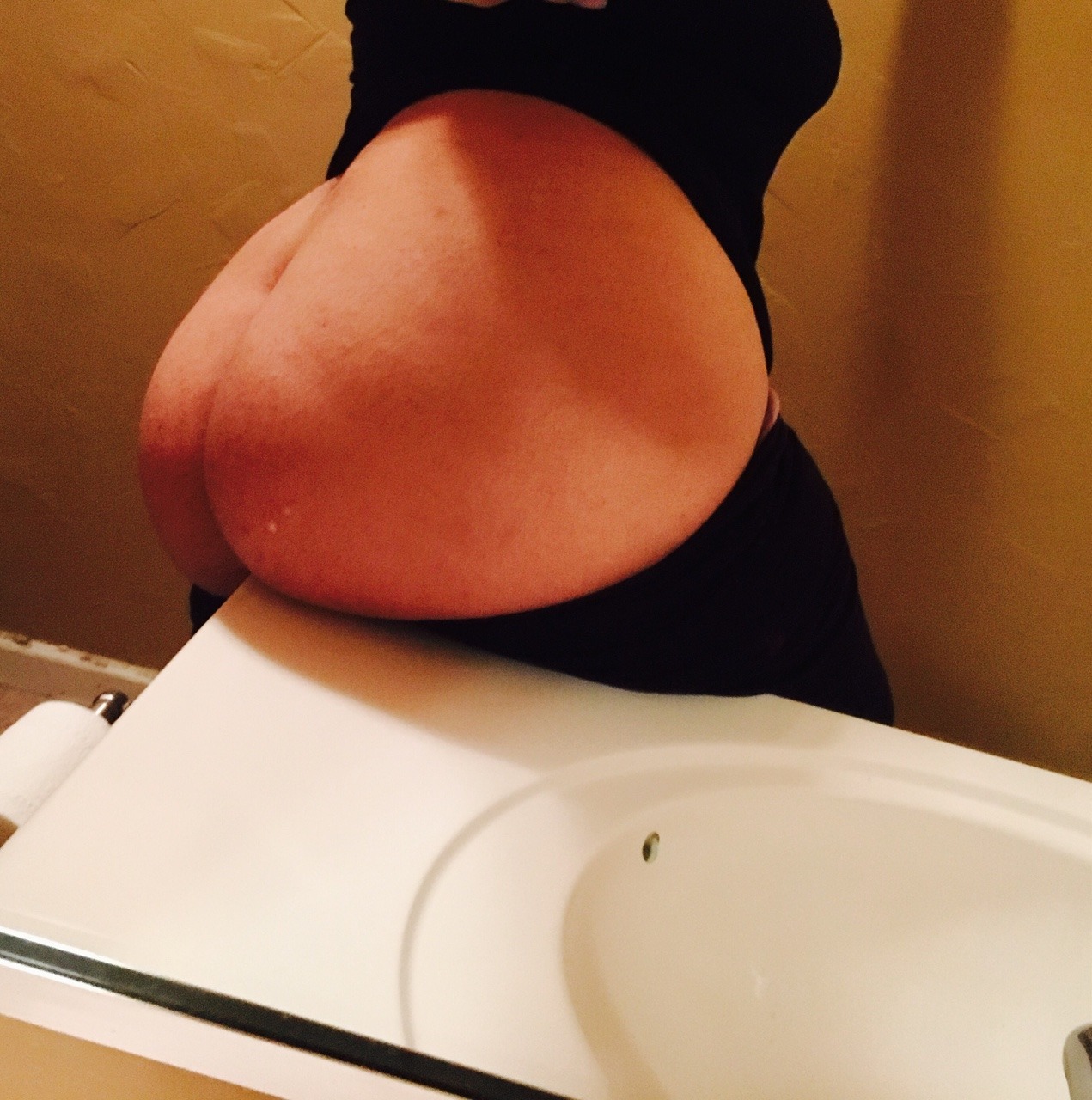 aswordinthedark:  Booty for days, could you handle it?  I&rsquo;d love to try!