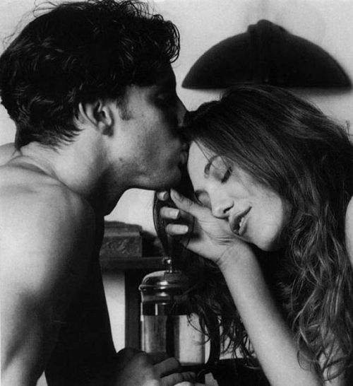 intimateerotica:  Forehead kisses #cute #tender #intimate