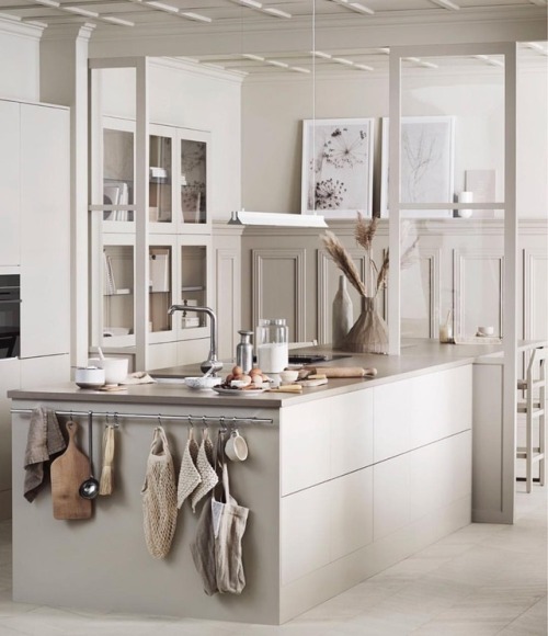 I’m in love with this sand-colored Kitchen! Styling by @lottaagatoninteriors by @piaulin . . . #arch