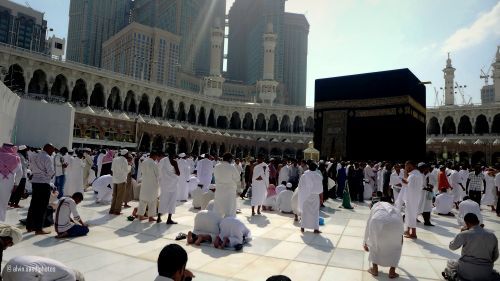 Men Praying at Masjid al-Haram Courtyardwww.IslamicArtDB.com » Islamic Architecture » Saudi Arabia » Makkah (Mecca), Saudi Arabia » al-Masjid al-Haram in Makkah, Saudi Arabia » The Ka`ba