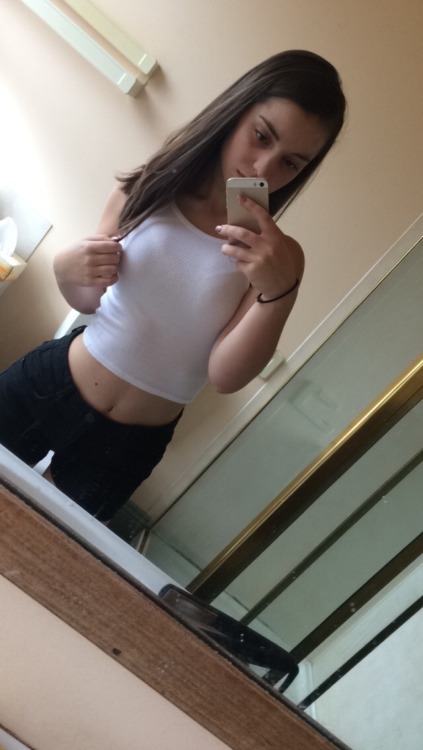 seducktiv-e:  I only look good in mirror selfies literally. 