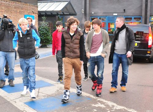 dailytomlinson:The boys outside ITV studios on December 6th 2010