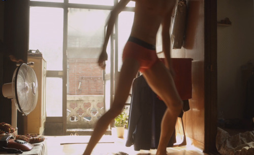 《愛，不怕 NIGHT FLIGHT》男主角TOP角色穿內褲在家裡的畫面2014韓國同志電影