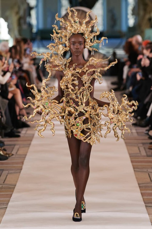fashionablyiconic: Schiaparelli - Spring/Summer 2022Support Me on Kofi