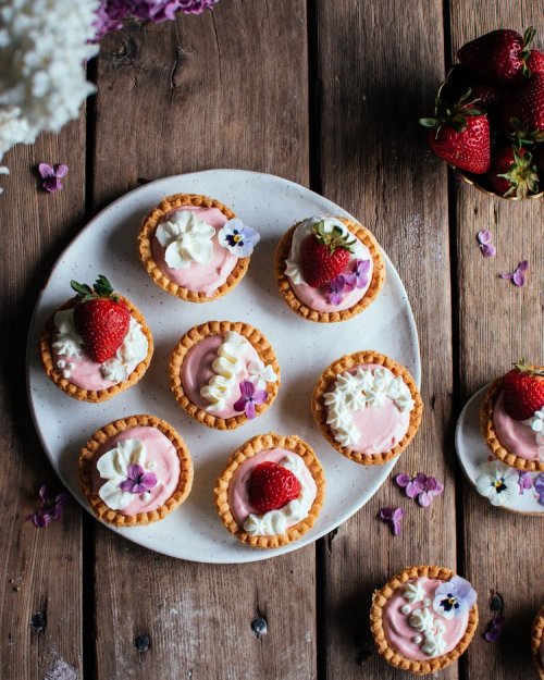 sweetoothgirl:    mini strawberry cheesecake tarts (with edible flowers)