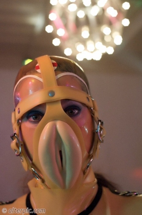 gummipuppe-bambi:  unspeakabletroglodyte:VAGINA FACE Nichts verdeutlicht besser die Bestimmung einer Gummipuppe wie eine Mösenmaske im Gesicht. Wer will mir eine anlegen?