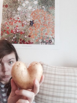 It is a testament to how sad my life is that i am really excited about this heart shaped potato. (I tried to think up a potato/love based pun but no joy, i’m afraid.)