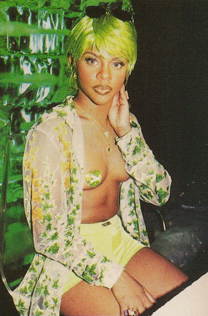 donttrustrobotz:  Kim with her tits out  she was such a slay