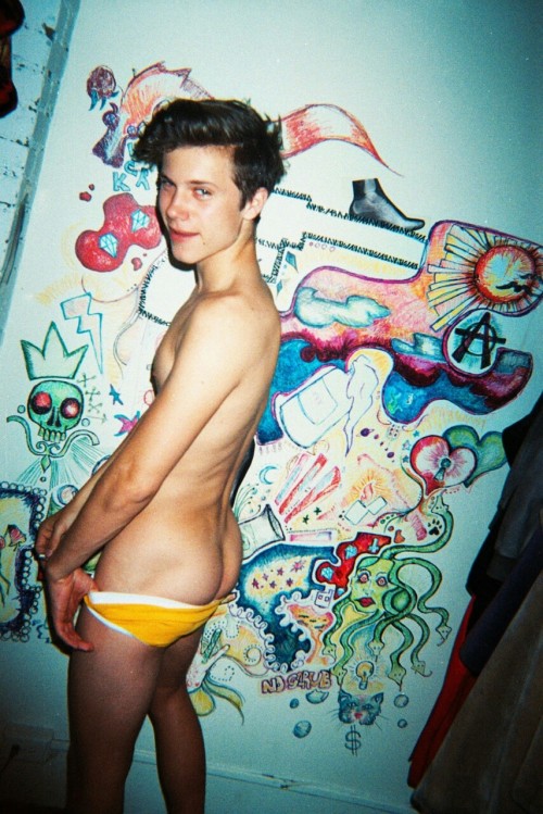 boyswithoutbriefs:Liam Dean flashing his ass