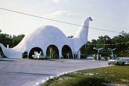 deadmotelsusa:Sinclair Dino Service Station, Spring Hill, Florida, pictured in 1964 &amp; 2021. 