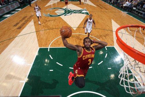 nba:Dion Waiters of the Cleveland Cavaliers dunks the ball against the Milwaukee Bucks on April 11, 