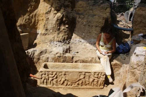 Two decorated sarcophagi discovered along Via Triumphalis(eng) www.romeandart.eu/en/art-news-