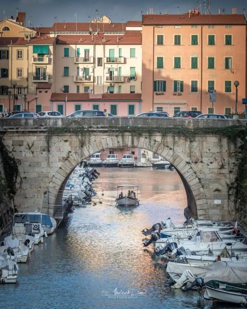 “Livorno è una barchetta a cala sole, tra i palazzi colorati…” #andreadani #igers