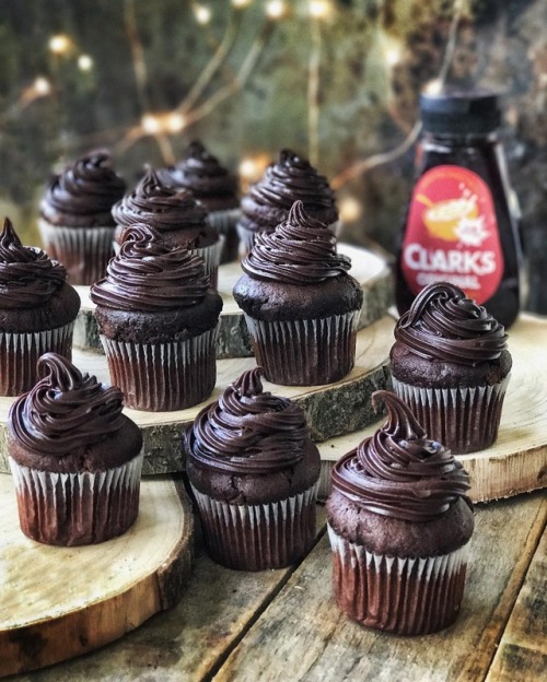 heckyeahvegancupcakes:Chocolate Cupcakes by messylittlevegan