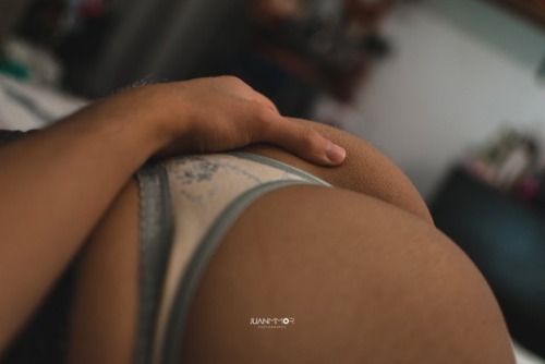 juanmmor:Touch. ❤🍑 By @juanmmor