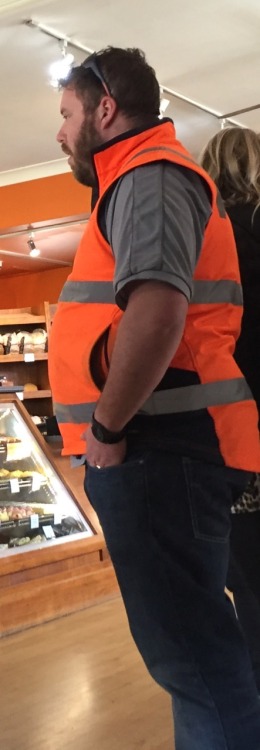 stalkerbeef:  Furry bloke with highviz… Damn 