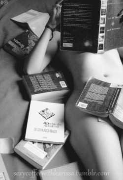 wendy3000:  bibliophile-exhibitionism:    Thank you “Women I Like” for the great submission :)  ~ Beautiful Bookworms ~     Reading…