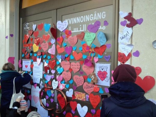 gahwa-addict:Swedish people apologizes to the Muslims about the attack by posting sticky heart notes