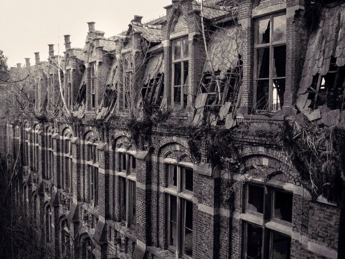 asylum-art:Lost Castle: Jan Stelon BehanceLocated in a park near the center of Lede, Belgium, the C