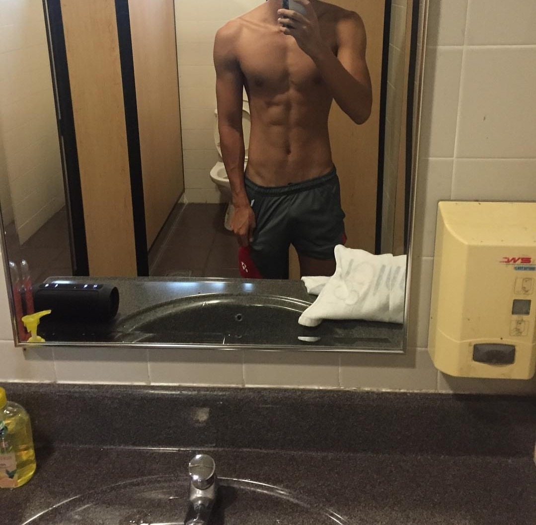 sgjcbois:  sgjcxxxxxxx:  Those abs 😍 I wanna lick those abs  anyone with his nudes